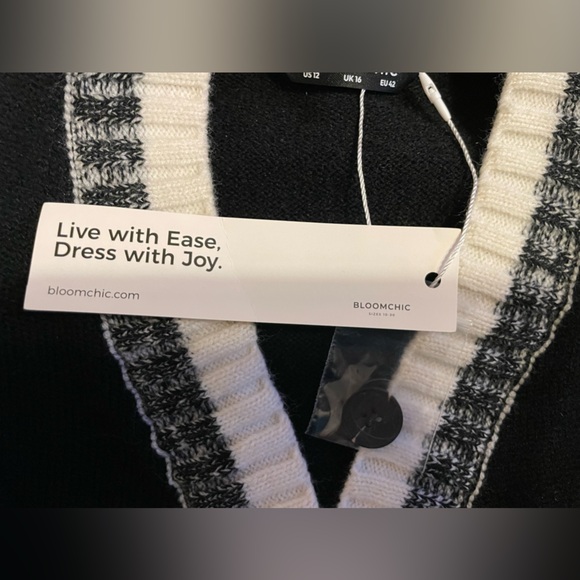 NWT Bloomchic Geometric Black and White Button Down Pocket Cardigan Sz 12 (L) - Picture 5 of 7